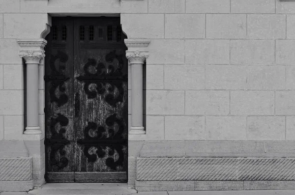 Eine Spezielle Alte Tür Zwischen Den Säulen — Stockfoto