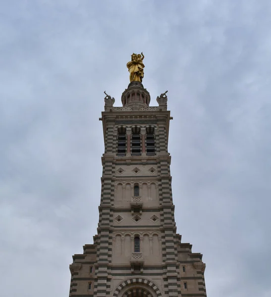 Mavi gökyüzünün altında güzel bir kilise