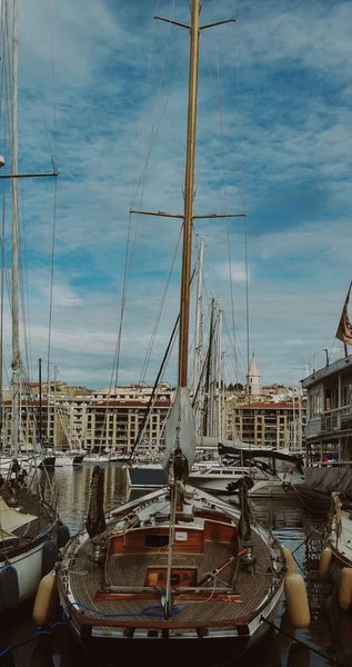 Kıyı limanında çok sayıda gemi var.