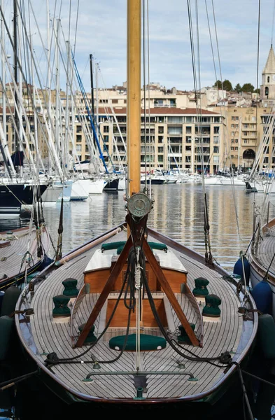 Kıyı limanında çok sayıda gemi var.