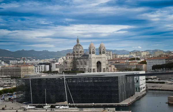 Şehirdeki eski kilise.