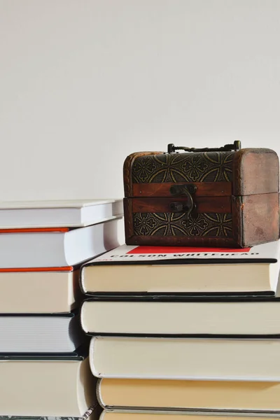 Göğüs kitaplarda. 