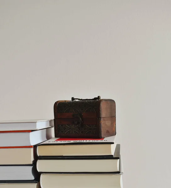 Göğüs kitaplarda. 