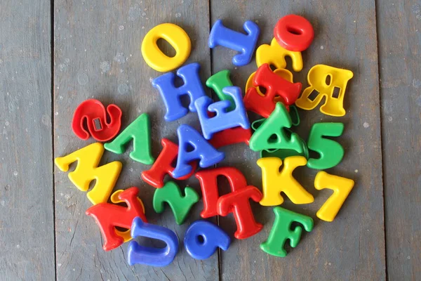 Een Groep Kleurrijke Kunststof Lettermagneten Uit Het Alfabet — Stockfoto