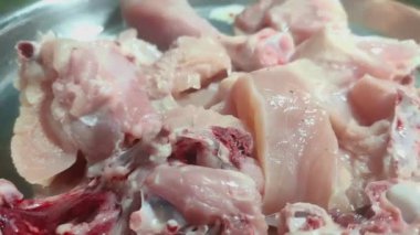 Taze çiğ tavuk tabağı. Dönen tablo