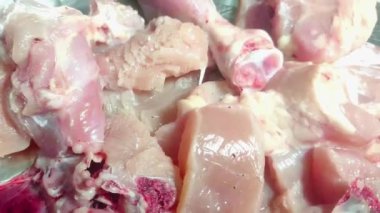 Taze çiğ tavuk tabağı. Dönen tablo