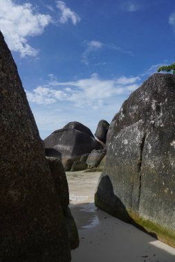 Doğal Granit Rocky Sahili-5. Endonezya 'daki Belitung Adası' ndaki tüm doğal güzellikteki plajlar antik granit kayalarla süslenmiştir..