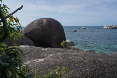 Doğal Granit Rocky Plajı-1. Endonezya 'daki Belitung Adası' ndaki tüm doğal güzellikteki plajlar antik granit kayalarla süslenmiştir..