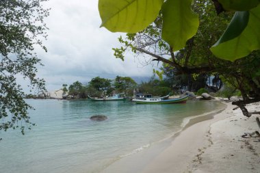 Doğal Granit Rocky Sahili. Endonezya 'daki Belitung Adası' ndaki tüm doğal güzellikteki plajlar antik granit kayalarla süslenmiştir..