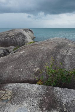 Doğal Granit Rocky Sahili. Endonezya 'daki Belitung Adası' ndaki tüm doğal güzellikteki plajlar antik granit kayalarla süslenmiştir..
