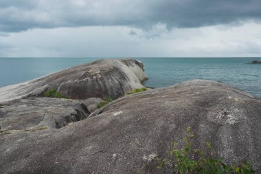 Doğal Granit Rocky Sahili. Endonezya 'daki Belitung Adası' ndaki tüm doğal güzellikteki plajlar antik granit kayalarla süslenmiştir..