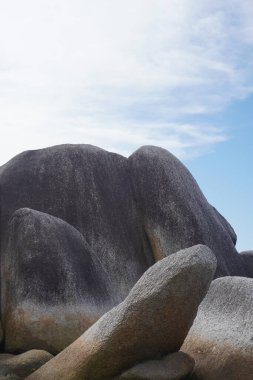 Güzel Rocky Sahili. Endonezya Belitung Adası 'ndaki tüm güzel plajlar büyük granit taşlarla süslenmiştir..