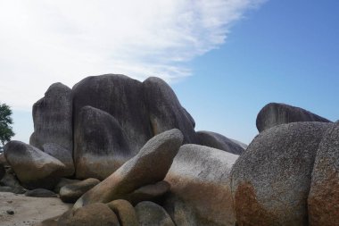Güzel Rocky Sahili. Endonezya Belitung Adası 'ndaki tüm güzel plajlar büyük granit taşlarla süslenmiştir..