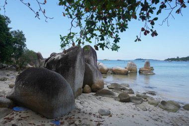 Güzel Rocky Sahili. Endonezya Belitung Adası 'ndaki tüm güzel plajlar büyük granit taşlarla süslenmiştir..