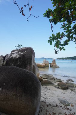 Güzel Rocky Sahili. Endonezya 'daki Belitung Adası' ndaki tüm güzel plajlar büyük granit kayalarla süslenmiştir..