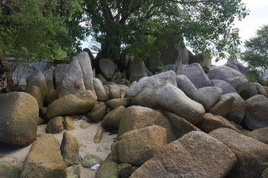 Güzel Rocky Sahili. Endonezya Belitung Adası 'ndaki tüm güzel plajlar büyük granit taşlarla süslenmiştir..
