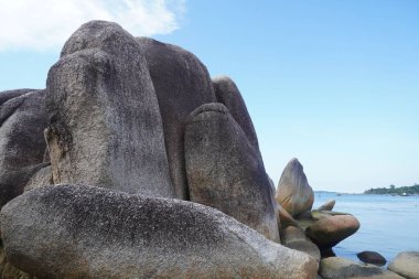 Güzel Rocky Sahili. Endonezya Belitung Adası 'ndaki tüm güzel plajlar büyük granit taşlarla süslenmiştir..