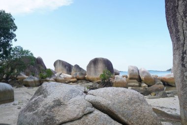 Güzel Rocky Sahili. Endonezya Belitung Adası 'ndaki tüm güzel plajlar büyük granit taşlarla süslenmiştir..