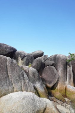 Güzel Rocky Sahili. Endonezya Belitung Adası 'ndaki tüm güzel plajlar büyük granit taşlarla süslenmiştir..