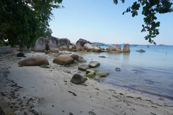 美丽的落基海滩印度尼西亚白连岛上几乎所有美丽的海滩都装饰着巨大的花岗岩石 — 图库照片
