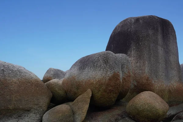 아름다운 인도네시아의 벨리퉁 아름다운 해변은 커다란 화강암으로 장식되어 — 스톡 사진