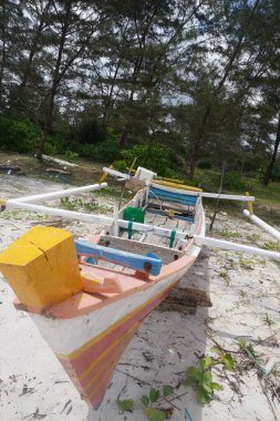 Renkli tekneli plaj. Doğu Belitung, Endonezya 'da tekneler farklı renklerde olduğu için eşsiz balıkçı tekneleri bulacağız..