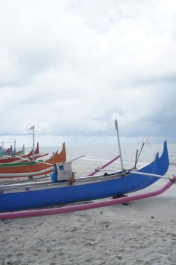 Renkli tekneli plaj. Doğu Belitung, Endonezya 'da tekneler farklı renklerde olduğu için eşsiz balıkçı tekneleri bulacağız..