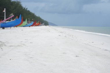 Renkli tekneli plaj. Doğu Belitung, Endonezya 'da tekneler farklı renklerde olduğu için eşsiz balıkçı tekneleri bulacağız..
