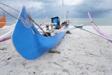 Renkli tekneli plaj. Doğu Belitung, Endonezya 'da tekneler farklı renklerde olduğu için eşsiz balıkçı tekneleri bulacağız..