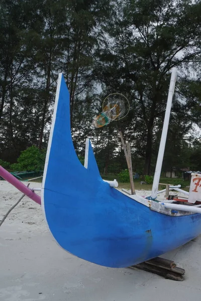 Пляж Барвистими Човнами Східному Белітуні Індонезія Знайдемо Унікальні Рибальські Човни — стокове фото