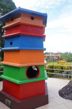 Eski Pagoda Turizm Nesnesi. Bu tapınak binası Endonezya 'nın Belitung Adası' nda yer almaktadır. Konfüçyüsçüler ve Budistler için bir ibadet yeri olmasının yanı sıra, bu tapınak aynı zamanda dini bir turizm merkezi..