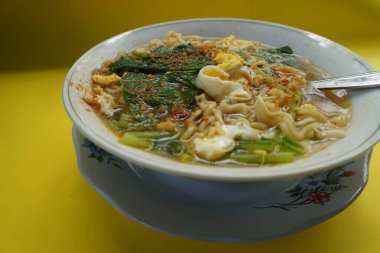 Anında erişte. Bu yemek, Endonezya 'daki orta sınıf insanların en sevdiği yemektir. Tadı güzel, fiyatı uygun ve servis etmesi kolay..  