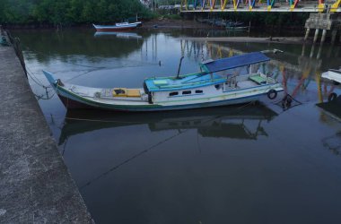 Balıkçı teknesi. Balıkçılar, Endonezya 'nın Belitung Adası' ndaki Kubu Nehri Balıkçılık Limanı 'na demir atıp teknelerini park ediyorlar. Fotoğraf öğleden sonra bulutlu bir havada çekildi..