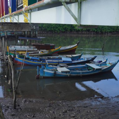 Balıkçı teknesi. Balıkçılar, Endonezya 'nın Belitung Adası' ndaki Kubu Nehri Balıkçılık Limanı 'na demir atıp teknelerini park ediyorlar. Fotoğraf öğleden sonra bulutlu bir havada çekildi..