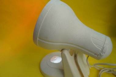 Kızılötesi lamba. Bu lambalar genellikle tıbbi amaçlar için kullanılır. Fonksiyonlarından biri kan dolaşımını iyileştirmektir, özellikle fizyoterapi gören hastalarda..