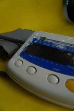 Kan basıncı monitörü cihazı. Bu alet sadece bir insanın kan basıncını ölçmek için kullanılır. Normal, düşük ya da yüksek seviyelerde olsun. Ev işleri, klinikler ve hastaneler için kullanılır..