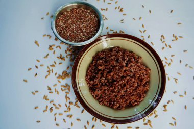 Organik Kahverengi Pirinç. Bu pirincin besin değeri sade beyaz pirinçten daha fazla. Ek olarak, daha sağlıklıdır çünkü insanlara zararlı böcek ilaçları içermez..