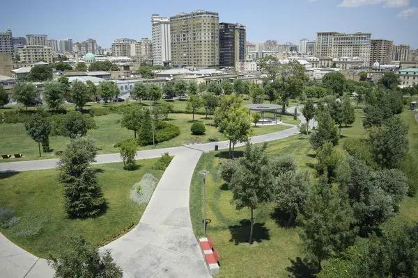 Şehirdeki Patikaları ve Yeşilliği Olan Şehir Parkı