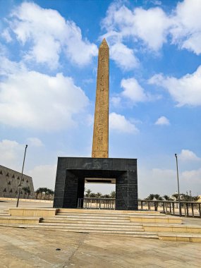 Müzenin ön cephesinde yer alan Büyük Mısır Müzesi 'nin bir resmi, Kahire-İskenderiye Çöl Yolu, Kafr Nassar, Al Haram, Giza Valiliği, Mısır