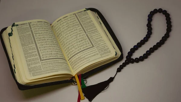 Χειρόγραφο Ιερό Κοράνι Και Μουσουλμανικές Χάντρες Προσευχής Απομονωμένες Λευκό Φόντο — Φωτογραφία Αρχείου