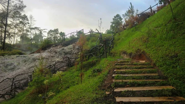 Σκάλες Πράσινο Γρασίδι Και Πέτρες Θειάφι Ένα Τουριστικό Σημείο — Φωτογραφία Αρχείου