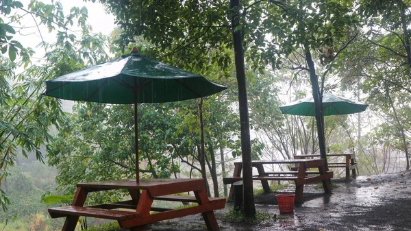 Mesa Madera Con Paraguas Bajo Lluvia — Foto de Stock