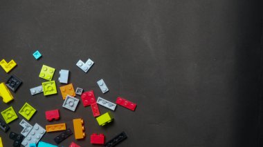 Plastik oyuncak bloklar siyah arka plan üzerinde