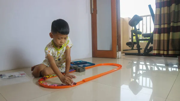 Oyuncak Arabayla Oynayan Bir Çocuk — Stok fotoğraf