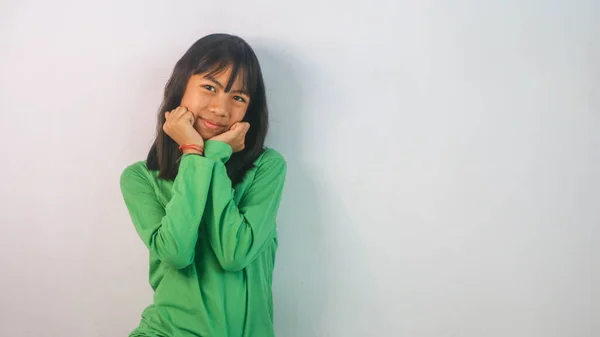 Schattig Klein Meisje Groen Shirt Geïsoleerd Witte Achtergrond — Stockfoto