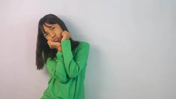 Adorável Menina Verde Shirt Isolado Fundo Branco — Fotografia de Stock