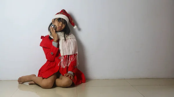 Une Adorable Petite Fille Portant Chapeau Santa Claus Isolé Sur — Photo