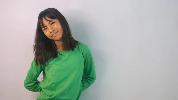 Förtjusande Liten Flicka Grön Shirt Isolerad Vit Bakgrund — Stockfoto