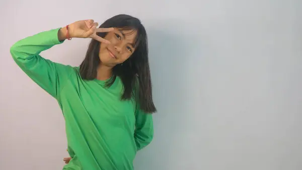Schattig Klein Meisje Groen Shirt Geïsoleerd Witte Achtergrond — Stockfoto