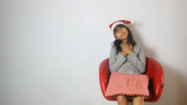 Een Schattig Klein Meisje Het Dragen Van Een Kerstman Hoed — Stockfoto